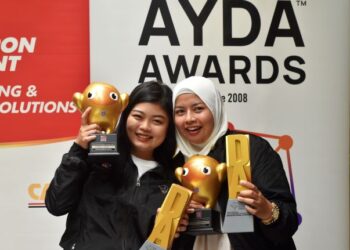 Dayana dan Evva bangga mewakili Malaysia. Mereka berdua  dinobatkan sebagai Juara Asia Young Designers Awards (AYDA) 2020/2021, menewaskan 13 peserta dari negara lain.