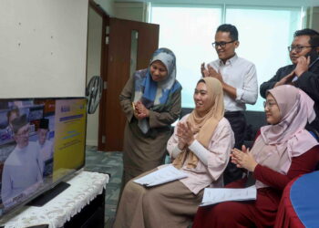 PUTRAJAYA  24 FEBRUARI 2023 - Penjawat awam mengikuti pembentangan Belanjawan 2023 yang disampaikan oleh Perdana Menteri, Datuk Seri Anwar Ibrahim di Putrajaya sini, hari ini.

UTUSAN/FAISOL MUSTAFA