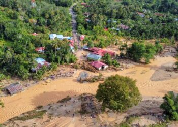PEMANDANGAN dari udara yang memaparkan tebing Sungai Kupang kini kosong selepas deretan rumah di kawasan itu lenyap akibat tragedi kepala air dan banjir lumpur di Kampung Iboi, Kupang di sini. -UTUSAN/SHAHIR NOORDIN