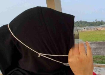 NUR mengesat air matanya yang tidak berhenti mengalir ketika menceritakan nasib menimpanya ketika ditemui di Penjara Pokok Sena, Alor Setar.