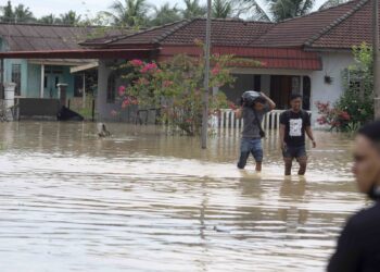 PENDUDUK kampung membawa keluar barang keperluan untuk dipindahkan ke PPS akibat banjir di Kampung Cemperai Dengkil,Selangor. - UTUSAN/FAISOL MUSTAFA