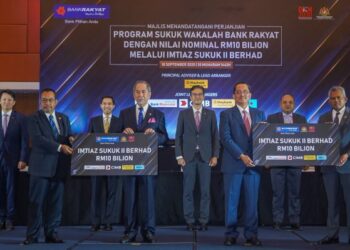 Wan Junaidi Tuanku Jaafar bersama Pemangku Pengerusi Bank Rakyat, Abd Rani Lebai Jaafar (dua dari kiri) dan wakil-wakil  bank pelaburan pada Majlis Menandatangani Perjanjian Program Sukuk Wakalah Bank Rakyat di Menara Kembar Bank Rakyat, Kuala Lumpur, semalam.  Turut sama, Ketua Setiausaha Kementerian Pembangunan Usahawan dan Koperasi, Datuk Seri Mohammad Mentek (empat dari kanan) dan Rosman Mohamed (kanan). – UTUSAN/FARIZ RUSADIO