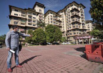 BAKHTIAR Anuar Md. Amin, Pengerusi Persatuan Penduduk Apartment Blok C membantah projek tempat letak kereta di kawasan Apartment Blok C, Fasa 4B Presint 8, Putrajaya di sini, hari ini. Foto -UTUSAN/ FAIZ ALIF AHMAD ZUBIR