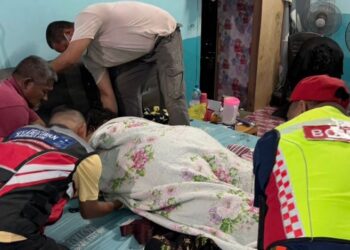 PASUKAN BSYJM membantu menangkat seorang pesakit yang obesiti berpindah ke katil perubatan di Kampung Batu Lapan, Sik, Kedah.