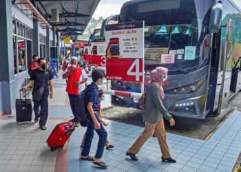 RAMAI penduduk dijangka pulang ke kampung masing-masing menjelang sambutan Hari Raya Aidilfitri, awal bulan depan selepas dua tahun tidak dapat pulang beraya ekoran pandemik Covid-19.