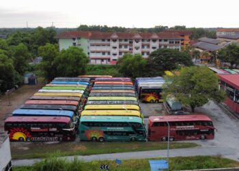 Sebahagian bas ekspres milik Syarikat Pancaran Matahari (M) Sdn. Bhd yang tersadai di depoh bas syarikat tersebut di Shahab Perdana di Alor Setar pada 17 Jun 2021.- 
UTUSAN/ SHAHIR NOORDIN