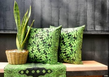 Sarung bantal batik 
di letakkan di sisi pokok lidah jin menyerikan hiasan kediaman.