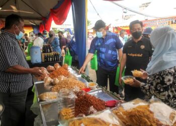 SHAHIDAN Kassim bersama timbalannya, Datuk Seri Jalaluddin Alias mengunjungi gerai jualan semasa mengadakan tinjauan ke Karnival Program Agrobazar sempena Hari Wilayah Persekutuan 2022 di Presint 2, Putrajaya. - UTUSAN/FAISOL MUSTAFA