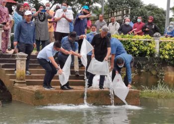 AHMAD Hamzah (dua dari kiri) melepaskan benih udang ke di Sungai Kesang, Sungai Rambai, Melaka hari ini.