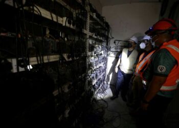 AHMAD Tazmin Mohd Noordin (kiri) bersama kakitangan TNB melihat mesin melombong bitcoin yang dijana menggunakan bekalan elektrik disambung secara haram di Kota Warisan, Sepang, Selangor. - UTUSAN/FAISOL MUSTAFA