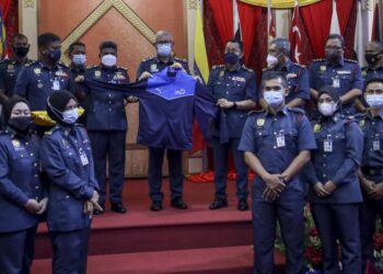 MOHAMMAD Hamdan Wahid (tengah) ketika penyerahan pakaian kontinjen bomba pada Majlis Penyerahan Bendera Kontinjen JPBM Ke World Police And Fire Games Rotterdam 2022 di Ibu Pejabat JBPM Putrajaya. - FOTO/FAISOL MUSTAFA