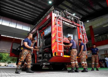 BOMBA menasihatkan orang ramai untuk memastikan kediaman dalam keadaan selamat selain membuat pemeriksaan elektrik secara berkala. - UTUSAN/AMIR KHALID