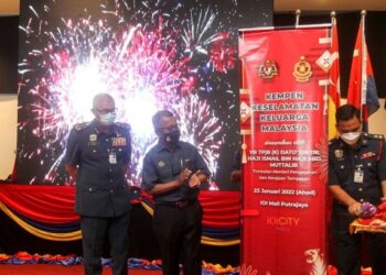 ISMAIL Abdul Muttalib (dua kiri) melancarkan Program Kesiapsiagaan Musim Perayaan dan Kempen Keselamatan Keluarga Malaysia di Putrajaya. - UTUSAN/FAISOL MUSTAFA