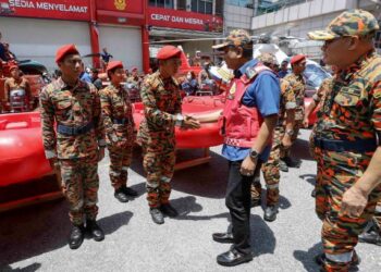 REEZAL Merican Naina Merican beramah mesra bersama anggota Jabatan Bomba dan Penyelamat Malaysia ketika melancarkan Kesiapsiagaan Jabatan Bomba dan Penyelamat Malaysia Menghadapi Monsun Timur Laut (MTL) di Ibu Pejabat JBPM, Putrajaya. -UTUSAN/FAISOL MUSTAFA