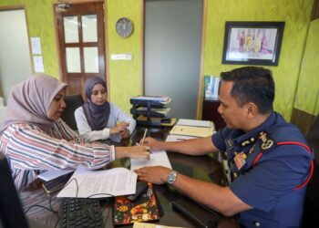 NOR Hisham Mohammad ditemuramah wartawan Utusan Malaysia, Maisarah Sheikh Rahim (tengah) dan Maszureen Hadzman (kiri), baru-baru ini.