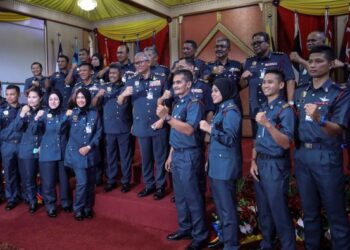 MOHAMMAD Hamdan Wahid (tengah) bergambar bersama kontinjen bomba yang akan beraksi ke World Police And Fire Games Rotterdam 2022 di Ibu Pejabat JBPM Putrajaya. - UTUSAN/FAISOL MUSTAFA