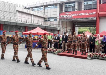 MOHAMMAD Hamdan Wahid (enam kanan) melihat perbarisan kawad anggota Pasukan Gerak Cepat (MTL RED Team) di Ibu Pejabat JBPM, Putrajaya di sini, hari ini.-UTUSAN/ FAISOL MUSTAFA