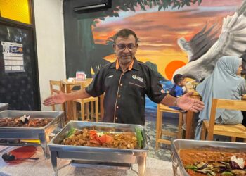 ALEXANDER Isaac menunjukkan sebahagian daripada makanan untuk bufet berbuka puasa yang disediakan di Restoran Red Sky, Jalan Pantai Tengah, Langkawi. -UTUSAN/NUR AMALINA AZMAN