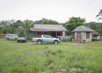 SALAH sebuah penempatan penduduk Kampung Melayu Bukit Tarek yang masih belum menikmati kemudahan asas seperti elektrik, air dan jalan raya hampir 30 tahun. – FOTO/FARIZ RUSADIO