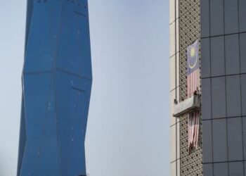PENGIBARAN bendera di bangunan komersial adalah sangat penting kerana ia terletak di bandar yang merupakan pusat pentadbiran sekali gus mencerminkan nadi kerajaan dalam mentadbir sesuatu kawasan. – UTUSAN/MUHAMAD IQBAL ROSLI