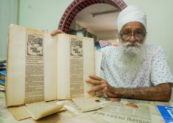 BULBIR menunjukkan keratan akhbar tulisannya dalam kolum Panduan Pengguna yang diterbitkan Utusan Malaysia antara 1975 hingga 1980.