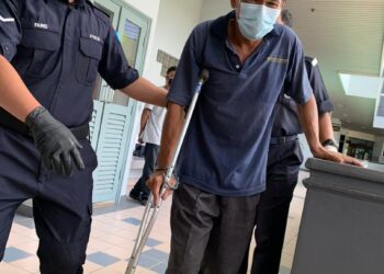 LO Kui Khiong diiringi anggota polis selepas didakwa di Mahkamah Majistret di Melaka, hari ini atas tuduhan membunuh seorang wanita warga Indonesia pada 7 September lalu. FOTO: DIYANATUL ATIQAH ZAKARYA