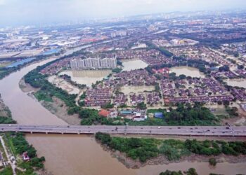 TAMAN Sri Muda di Shah Alam antara kawasan yang paling teruk terjejas akibat banjir yang melanda beberapa daerah di negeri Selangor.