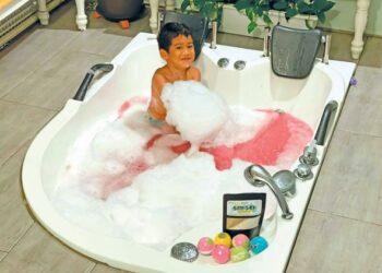 Aksesori 'bathbomb'  menggembirakan waktu mandi kanak-kanak.