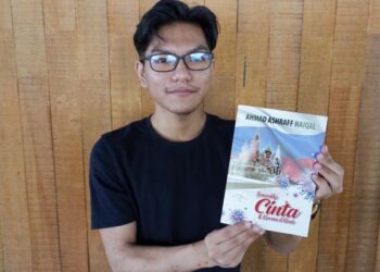 AHMAD Ashraff Haiqal menunjukkan buku tulisnya bertajuk Senandika Cinta & Korona di Rusia.
