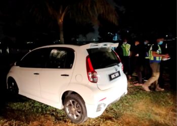 KERETA Perodua Myvi  putih yang ditemukan bersama-sama mayat seorang pensyarah di Tasik PKNS, Pinggiran Cyberjaya, Dengkil, Sepang, Selangor. - GAMBAR/Ihsan PDRM