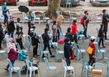 ANTARA mereka yang hadir untuk mendapatkan penilaian kesihatan mengenai status Covid-19 di Pusat Penilaian Covid-19 (CAC) Stadium Malawati Shah Alam. - UTUSAN/AFIQ RAZALI