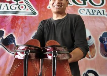 ANTARA capal menggunakan material kulit lembu dihasilkan Badril Shahidan Hashim   yang mendapat tempahan menggalakkan menjelang sambutan Hari Raya Aidilfitri.