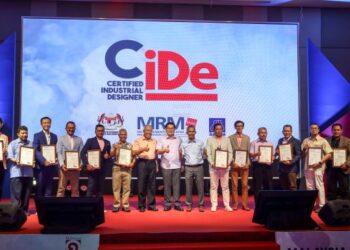 LIM Ban Hong (tengah) bersama para penerima pensijilan Pereka Perindustrian Bertauliah (CIDe) pada  Majlis Penganugerahan Malaysia Good Design 2021 di Putrajaya. - UTUSAN/FAISOL MUSTAFA