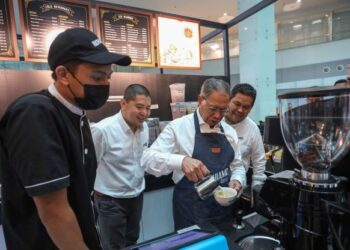 MUSTAPA Mohamed membancuh kopi pada pelancaran cawangan Richiamo Coffee ke-99 di Menara Prisma di Putrajaya. -UTUSAN/FAISOL MUSTAFA
