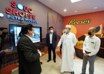 SHAHIDAN Kassim (dua kanan) ketika meninjau kedai coklat Souq Shoppe pada program tinjauan ke Souq Shoppe dan Selera Laman Perdana di Dataran Putra, Presint 1 di sini, hari ini. Turut hadir, Presiden Perbadanan Putrajaya (PPj), Datuk Muhammad Azmi Mohd. Zain (kanan).-UTUSAN/
FAISOL MUSTAFA
