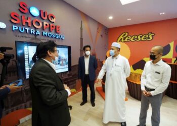 SHAHIDAN Kassim (dua kanan) ketika meninjau kedai coklat Souq Shoppe pada program tinjauan ke Souq Shoppe dan Selera Laman Perdana di Dataran Putra, Presint 1 di sini, hari ini. Turut hadir, Presiden Perbadanan Putrajaya (PPj), Datuk Muhammad Azmi Mohd. Zain (kanan).-UTUSAN/
FAISOL MUSTAFA