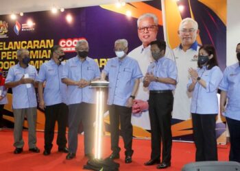NOH Omar (tiga dari kiri) menyaksikan Ismail Sabri Yaakob (tengah) merasmikan Coop Community Mart di Dewan Seri Pudina, Presint 17, Putrajaya, semalam.