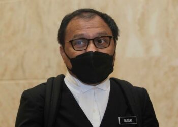 MOHD. Dusuki Mokhtar bercakap kepada pemberita mengenai keputusan rayuan seorang wanita warga emas dera pembantu rumah rakyat Indonesia sampai mati di Mahkamah Persekutuan Putrajaya. - UTUSAN/FAISOL MUSTAFA