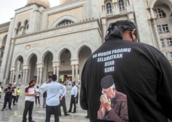 TIGA hakim Mahkamah Rayuan semalam bersetuju dengan sabitan hakim perbicaraan terhadap Najib Tun Razak atas kesalahan menyalahgunakan dana RM42 juta milik SRC International Sdn. Bhd. – UTUSAN/FAISOL MUSTAFA