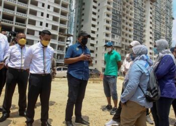 REEZAL Merican Naina Merican berbual bersama pembeli ketika mengadakan sesi lawatan berhubung kelewatan projek pembinaan rumah Aspire Residence di Cyberjaya. - UTUSAN/FAISOL MUSTAFA