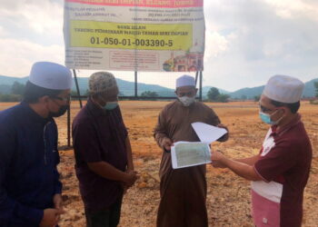 ZAMRI Abdullah (dua dari kanan) bersama ahli jawatankuasa masjid berada di tapak pembinaan Masjid Taman Seri Impian di Kluang, Johor.