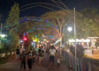 ORANG ramai berkunjung ke Danga Bay untuk beriadah dan bersantai bersama keluarga pada waktu malam di Johor Bahru, Johor.