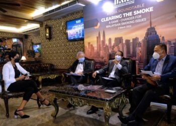 DR. Steven Chow (kiri), Pankaj Kumar dan Dr. Ariffin Fii ketika ‘Media Roundtable: Clearing The Smoke - A Game Changer for Malaysian Smoking Issues’ di Bungalow 37, Jalan Abdullah, Bangsar. - UTUSAN/MUHAMAD IQBAL ROSLI