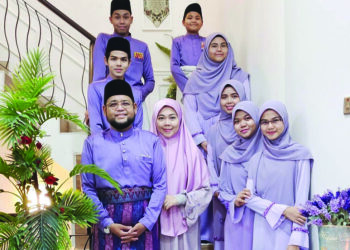 Keluarga Bahagia Dr. Norhafizah Musa dan Dr. Azhar Yaakub bersama tujuh anak mereka.