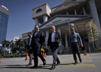 ROZMAN Isli hadir di Mahkamah Sesyen bagi hujahan lisan akhir berhubung pertuduhan menggunakan kedudukannya untuk mendapatkan kontrak pekerjaan. - UTUSAN/FAIZ ALIF ZUBIR