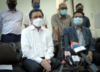 MOHD. Shafie Apdal bercakap pada sidang akhbar Dewan Perniagaan Melayu Malaysia di Bukit Petaling. - UTUSAN/FAIZ ALIF AHMAD ZUBIR