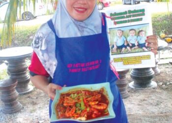 ZAHARIAH Yusof menunjukkan mee bandung yang dijualnya bersama gambar tiga anak kembar di Warung Asy Fattah Kembar 3 Family di Kampung Simpang Kiri, Air Masin, di Pontian, Johor. -UTUSAN/MUHAMMAD ZIKRI