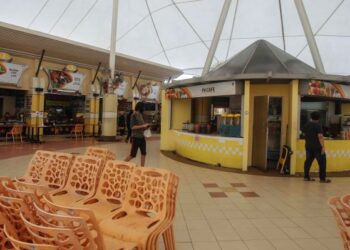 SUASANA lengang di medan selera sekitar Putrajaya pada hari pertama kelonggaran makan secara ‘dine-in’. – UTUSAN/FAISOL MUSTAFA