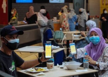 SUASANA hari pertama medan selera di Alamanda Putrajaya dibuka untuk pengunjung lengkap vaksin menikmati hidangan secara ‘dine-in’. – UTUSAN/FAISOL MUSTAFA