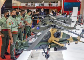Sebahagian anggota Angkatan Tentera Malaysia (ATM) melihat pameran pesawat dan helikopter dari Turkish Aerospace yang dipamerkan ketika Pameran Perkhidmatan Pertahanan Asia (DSA) dan Pameran Antarabangsa Keselamatan Kebangsaan (NATSEC) Asia 2022 di Pusat Pameran dan Perdagangan Antarabangsa Malaysia MITEC semalam. - UTUSAN/AMIR KHALID